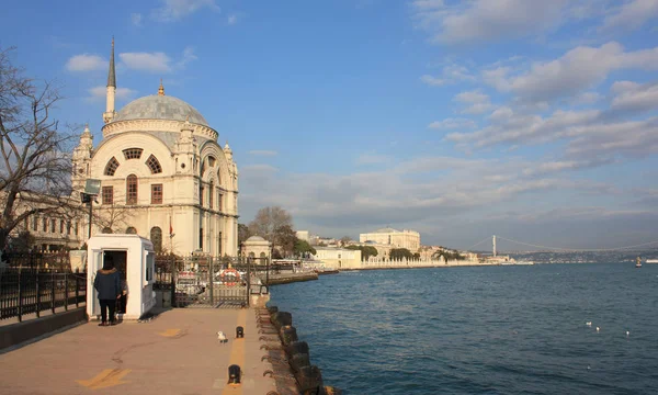 Pohled na palác Dolmabahce od Bospor v Istanbulu — Stock fotografie