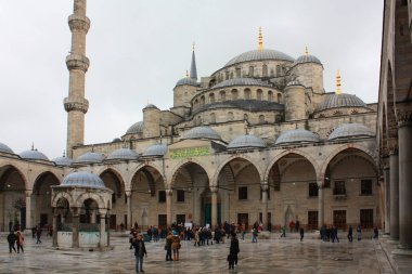 Istanbul'da Sultanahmet Camii iç avlusu