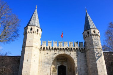 Istanbul'da Topkapı Sarayı girişinde