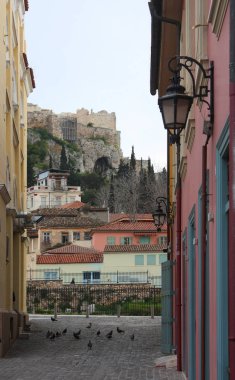 Plaka Atina'da Akropolis'e görünümünü