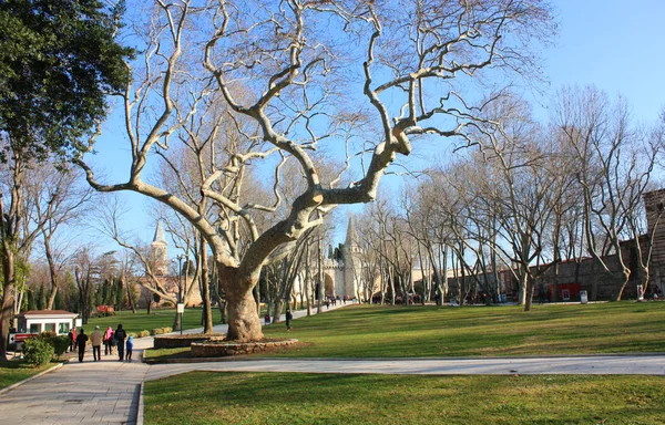 Park przed Pałac Topkapi w Istanbul — Zdjęcie stockowe