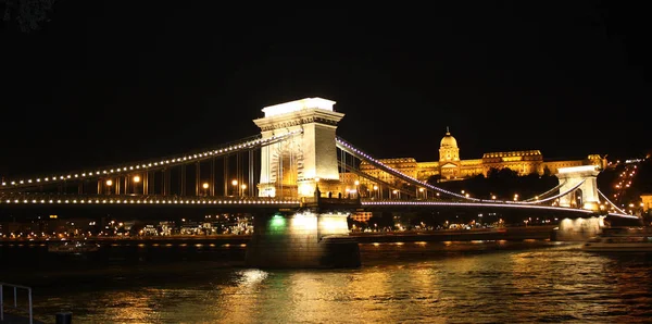 A Skyline Chain Bridge Budapesten éjjel, Magyarország — Stock Fotó