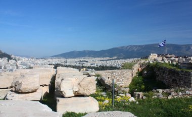 Atina'da Akropolis üzerindeki Yunan bayrağı