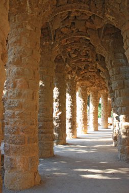 Barcelona'da Park Guell taş sütunların arcade