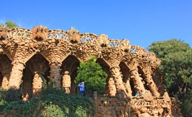 Barcelona'da Park Guell taş sütunların arcade