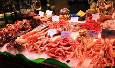 Karides ve kerevit Barcelona'da Boqueria Pazar