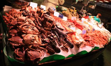 Barcelona'da Boqueria market yengeçlerle