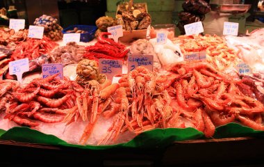 Karides ve kerevit Barcelona'da Boqueria Pazar