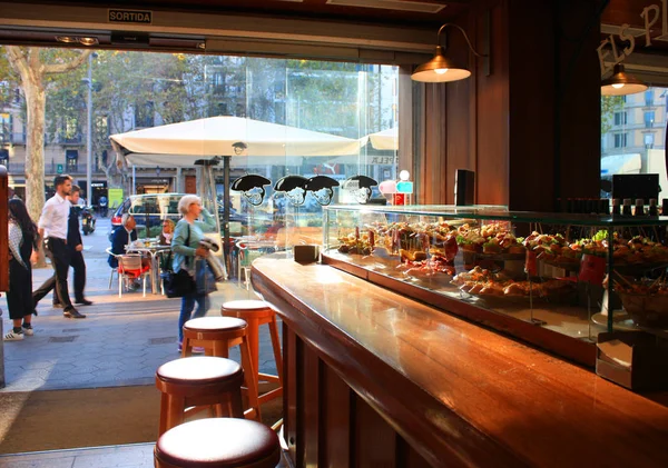 Showcase com tapos em um café em Barcelona — Fotografia de Stock
