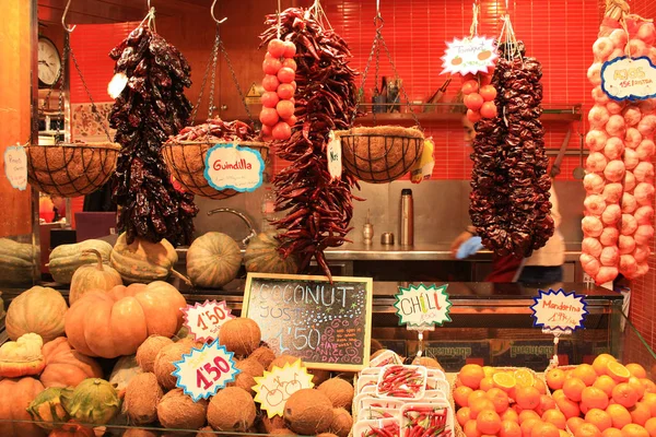 Frutas e legumes no mercado Boqueria em Barcelona — Fotografia de Stock
