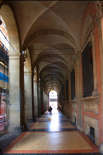 Street with arches in Bologna — Stock Photo, Image