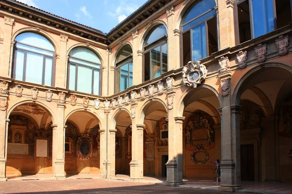 Bolonia - 12 de septiembre de 2016. Arcade del patio de la Universidad de Bolonia, Italia — Foto de Stock