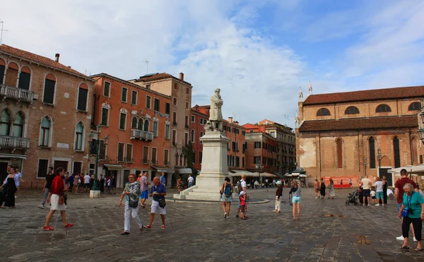 Venecia - 10 de junio de 2016. Calles antiguas y casas históricas de piedra en Venecia, Italia — Foto de Stock