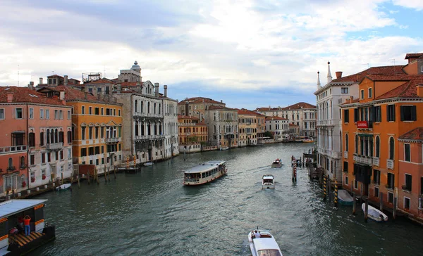 Veneza - 10 de junho de 2016. Grande Canal de Veneza na Itália — Fotografia de Stock