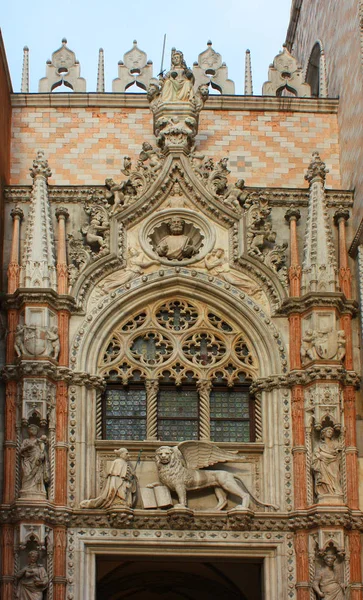 A decoração do Palácio do Doge em Veneza, na Itália — Fotografia de Stock