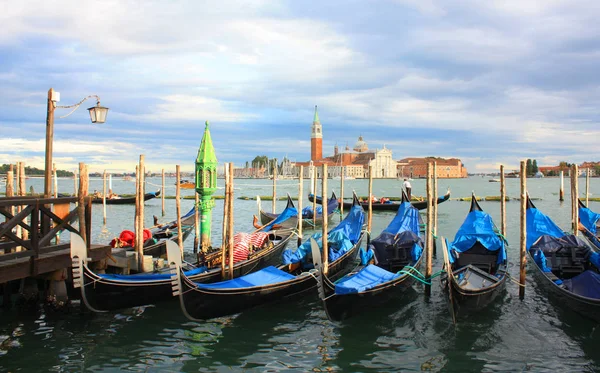 Paisajes urbanos con góndola de Venecia en Italia — Foto de stock gratis