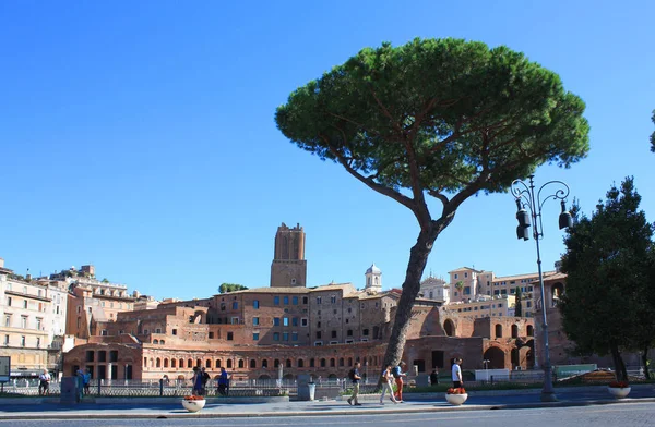 Róma - szeptember 9-én 2016-ban. Római utca kilátás nyílik az ősi romok — Stock Fotó