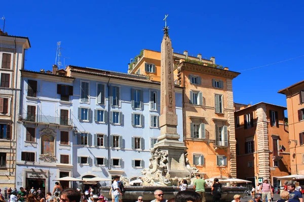 Rome - 9 September 2016. Vierkant tegenover het Pantheon (Piazza della Rotonda) in Rome — Stockfoto