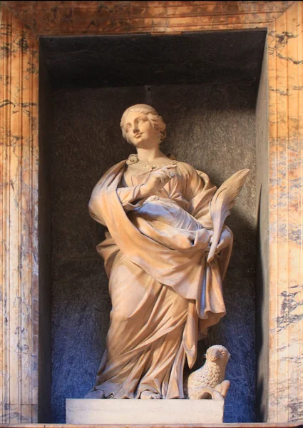 Скульптура в интерьере Пантеона в Риме, Италия — стоковое фото