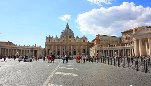 Roma - 7 de junio de 2016. Catedral de San Pedro en el Vaticano — Foto de Stock