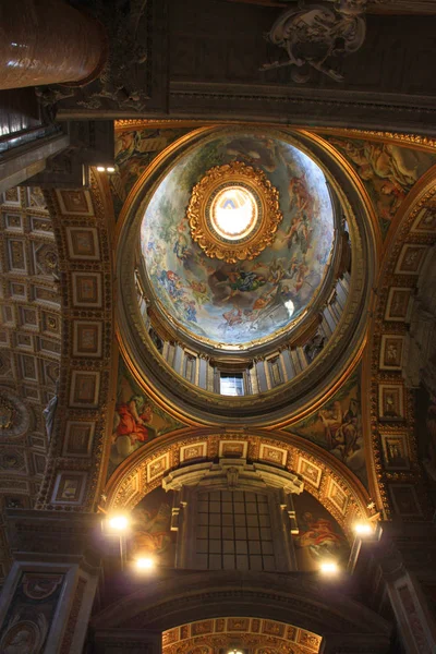 Vatican - 3 czerwca 2016 r. Sufitowe Katedra St. Peter's w Watykanie — Zdjęcie stockowe