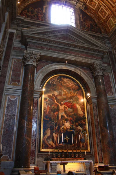 Řím - Červen 7, 2016. Interiér chrámu The svatého Petra ve Vatikánu — Stock fotografie