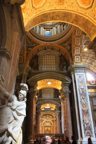 Rom - juni 7, 2016. Inre av The St. Peter's Cathedral i Vatikanen — Stockfoto