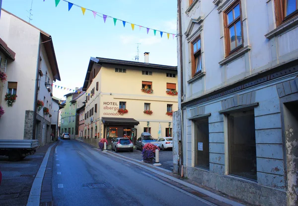 Tarvisi - 12 de septiembre de 2016. Morning street en Tarvisio, Italia — Foto de Stock