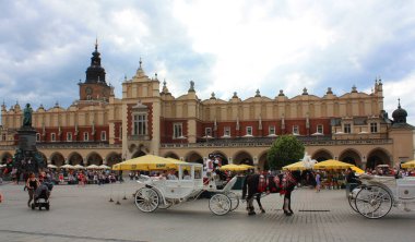 Krakow - 15 Haziran 2016. Sukennice ve Koç, Krakow, Polonya'nın ana Meydanı