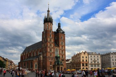 Kilise St. Mary Polonya Krakow şehrinde ana Pazar square (Rynek Glowny)