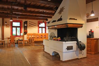 Kezmarok - 19 Ekim 2016. Slovakya ulusal tarzı (kolyba) Restoran iç