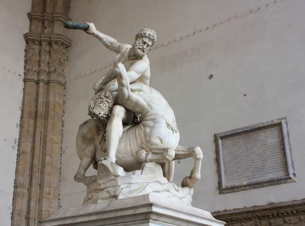 Скульптура Геркулес и Несс в Лоджиа-де-Ланци, Флоренция — стоковое фото