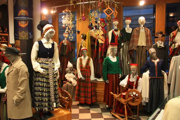 Riga - 12 de diciembre de 2017. Disfraces nacionales de Letonia —  Fotos de Stock