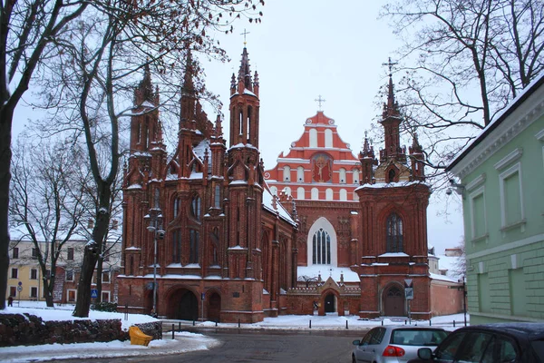 La Iglesia de Santa Ana y el Monasterio Bernardino en Vilna, Lituania — Foto de Stock