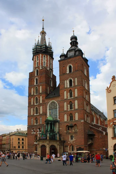 Εκκλησία της Αγίας Μαρίας στο της πλατείας κεντρικής αγοράς (Rynek Glowny) στην πόλη της Κρακοβίας στην Πολωνία — Φωτογραφία Αρχείου