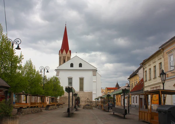 Kosice, Szlovákia-április 20, 2017. Dominikai tér kolostorral, templommal (XIII. század), és a piac kasban — Stock Fotó