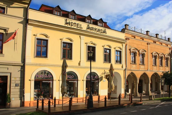 Levoca - 10 de outubro de 2016. A rua da cidade velha em Levoca, Eslováquia — Fotografia de Stock