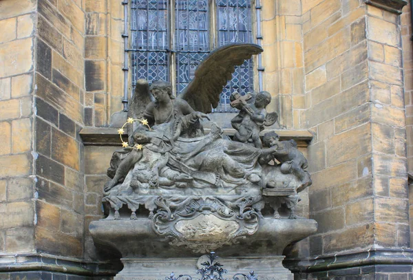 Fragmenty (sochařskou kompozici) Katedrála svatého Víta v Praze — Stock fotografie