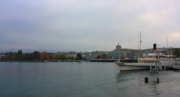 Ženeva – 15. října 2016. Ženevské jezero na podzim v Ženevě, Švýcarsko — Stock fotografie