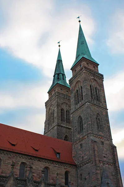 De torens van de kerk van Sint-Sebaldus in Neurenberg — Stockfoto