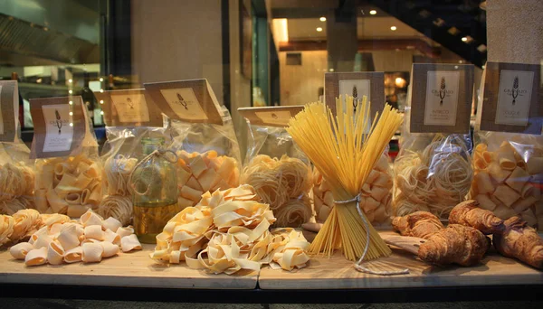 Spaghetti im italienischen Geschäft — Stockfoto
