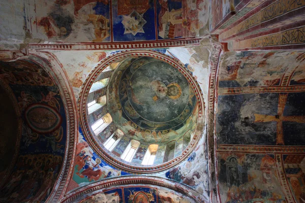 Gelati - 3 de mayo de 2015. Cúpula de la Catedral de la Natividad de la Virgen en el Monasterio de Gelati — Foto de Stock