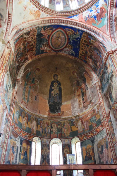 Gelati - 3 de mayo de 2015. Interior de la Catedral de la Natividad de la Virgen en el Monasterio de Gelati — Foto de Stock