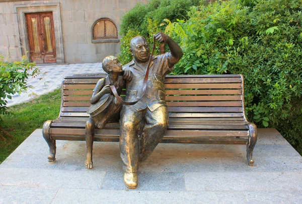 Monument voor de Georgische kunstenaar - Ippolite Hvichia in Kutaisi, Georgië — Stockfoto