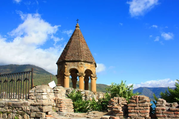 Menara Benteng Ananuri dengan danau di Georgia — Stok Foto