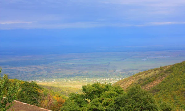 Vista del valle de Alazani desde el monasterio de Bodbe — Foto de Stock
