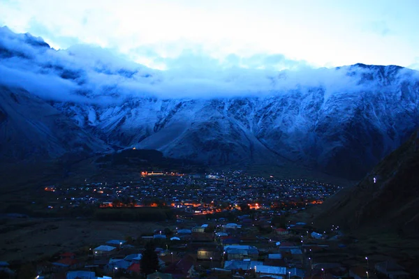 Die Berge in der Nähe des Dorfes Kasbegi — Stockfoto