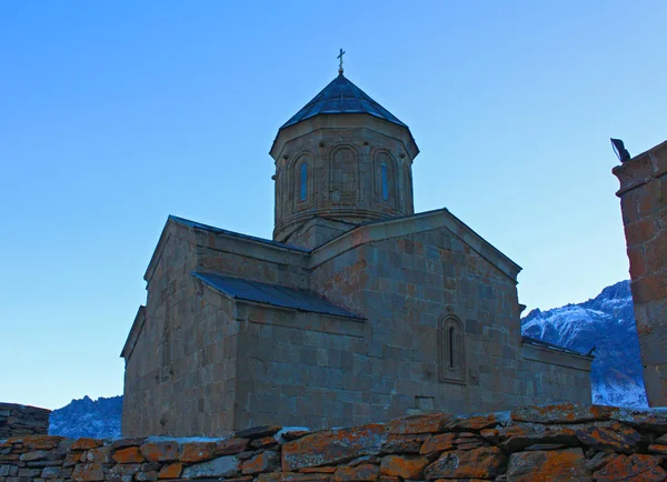 Gergeti kilise Kazbegi köyü yakınlarında — Stok fotoğraf