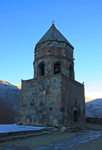 Chiesa di Gergeti vicino al villaggio Kazbegi — Foto Stock