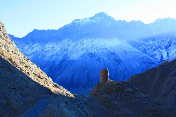 Die Berge in der Nähe des Dorfes Kasbegi — Stockfoto